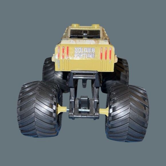 Hot Wheels Monster Jam 1:24 Truck 2017 SOLDIER FORTUNE Target Exclusive - Picture 7 of 9